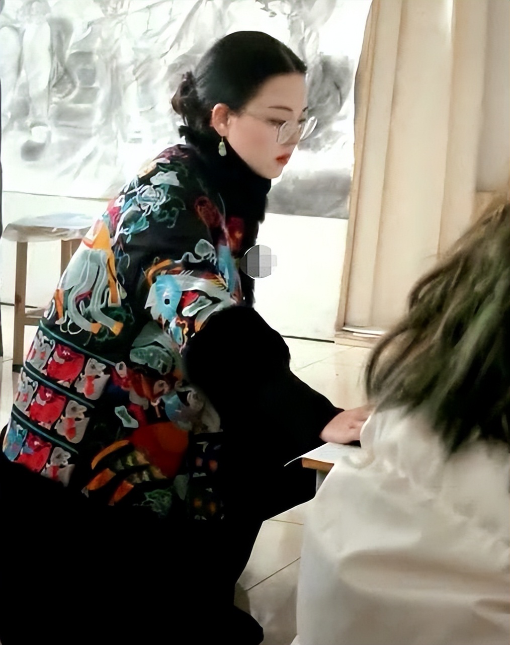 女大学老师酷似“港风女神”，学生上课争先恐后