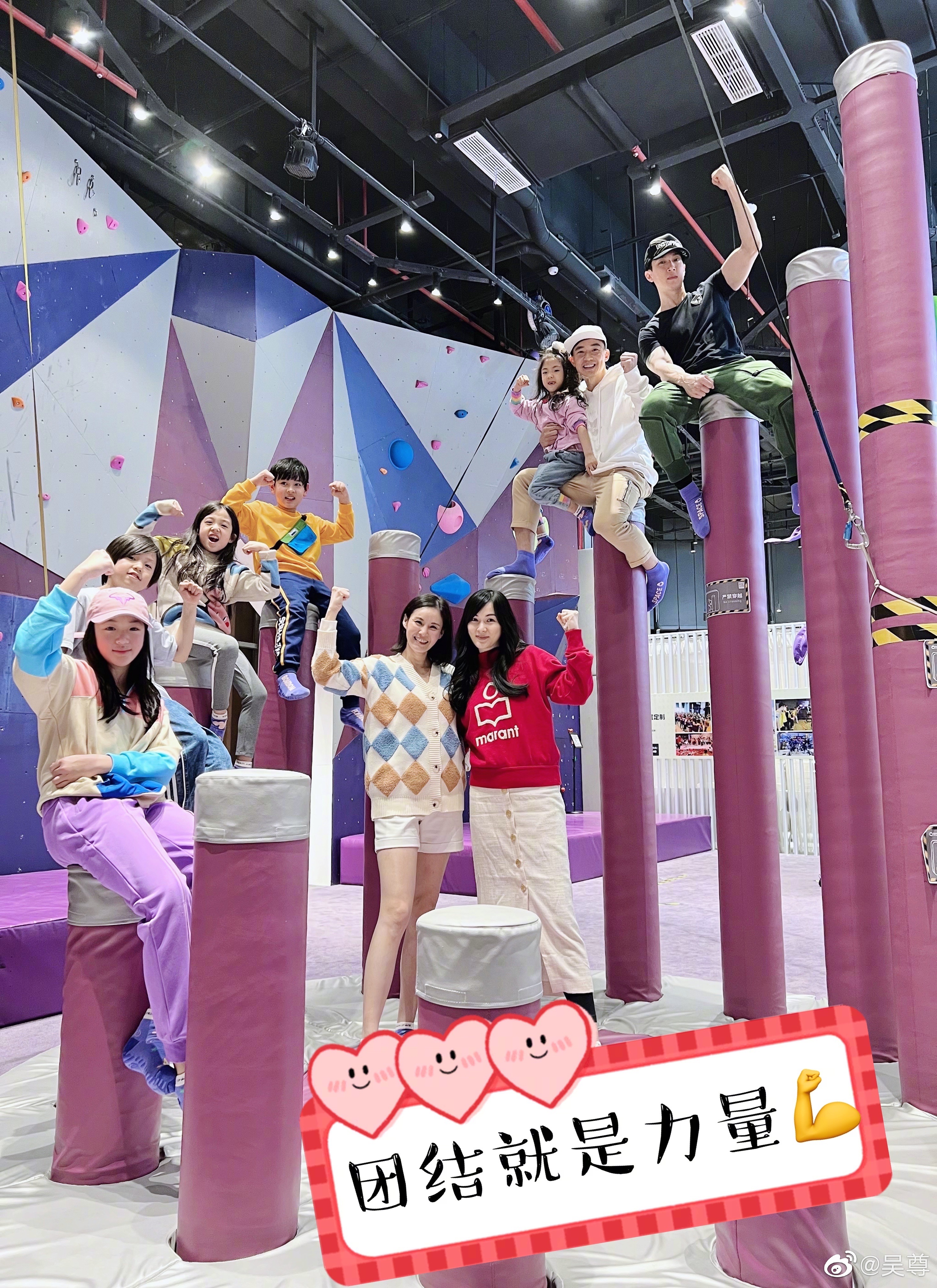 吴尊晒爸爸5重聚照，NeiNei小泡芙Jasper开心同框，等比例长大