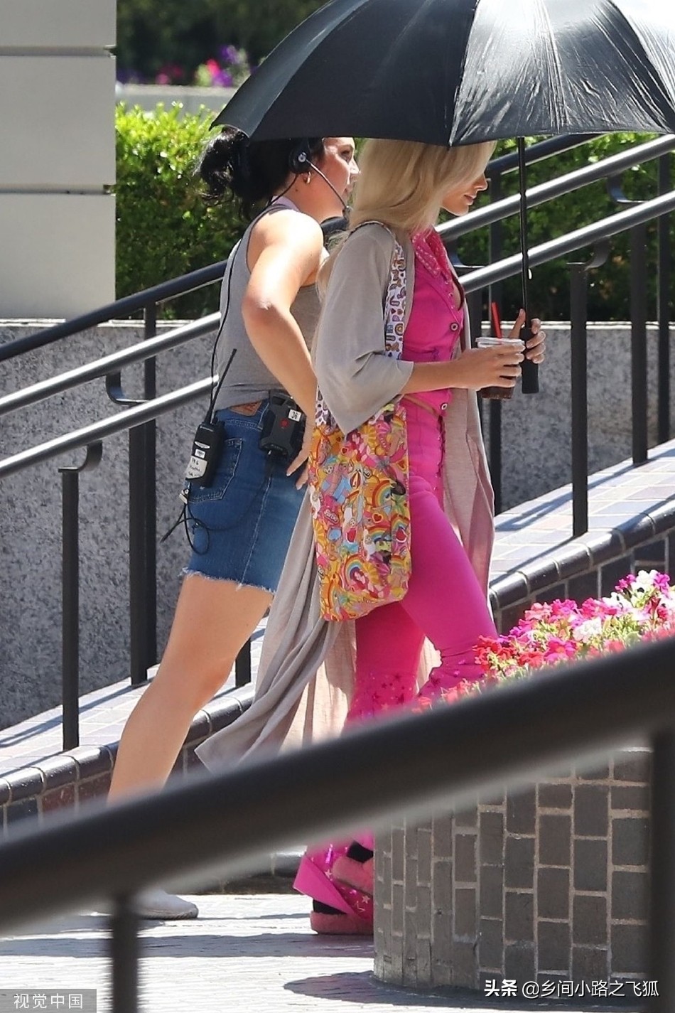 玛格特·罗比新片《芭比》片场花絮曝光 粉衣造型个性惹眼