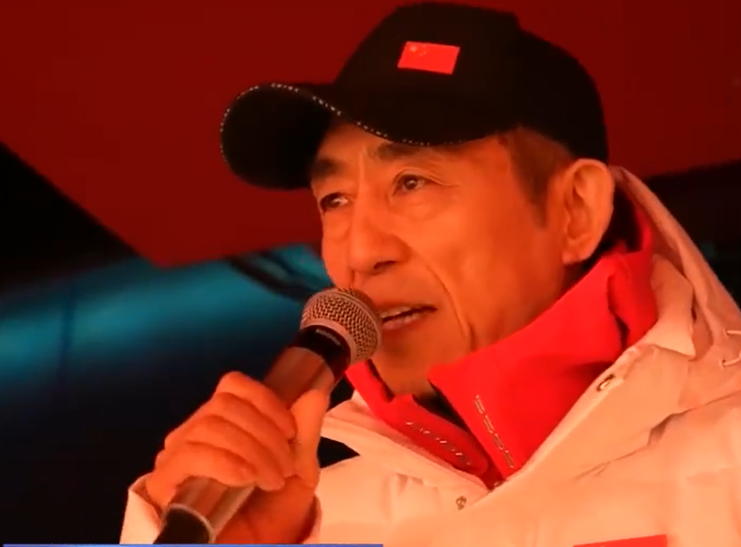 康辉张艺谋后台合影！嘴角一圈胡茬明显，自曝主持冬奥最大困难