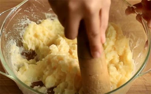 土豆面粉怎么做好吃简单（1个土豆1勺面粉秘制新做法）