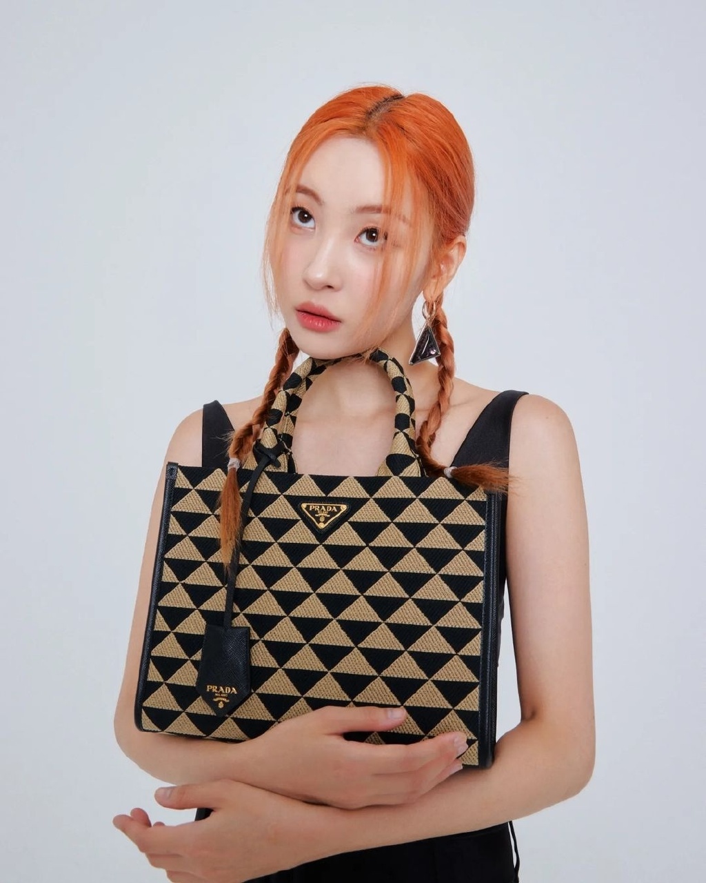 破格的性感氛围宣美晒时尚画报橘色麻花辫大胆文胸上衣