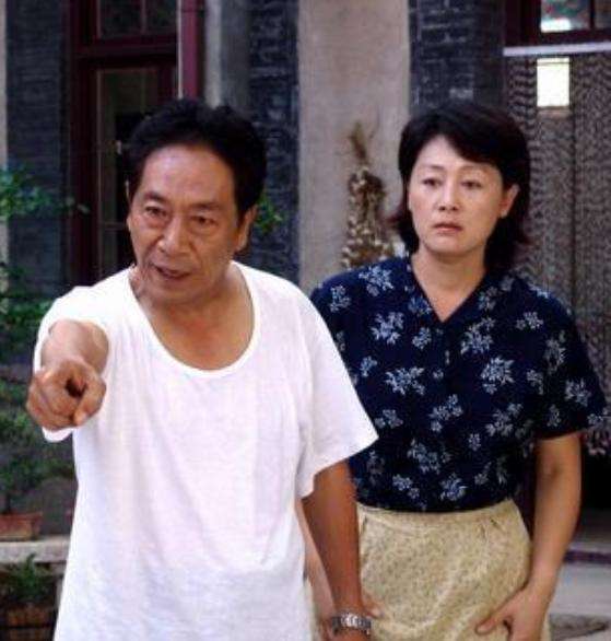 与王奎荣相差37岁的爱情，婚后生一对儿女，饶芯语现在后悔了吗？