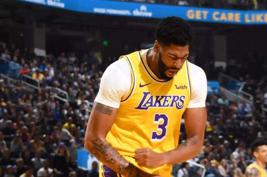 为什么现在nba没有内线了(如今NBA是内线凋零的时代，肌肉对比便知差距)