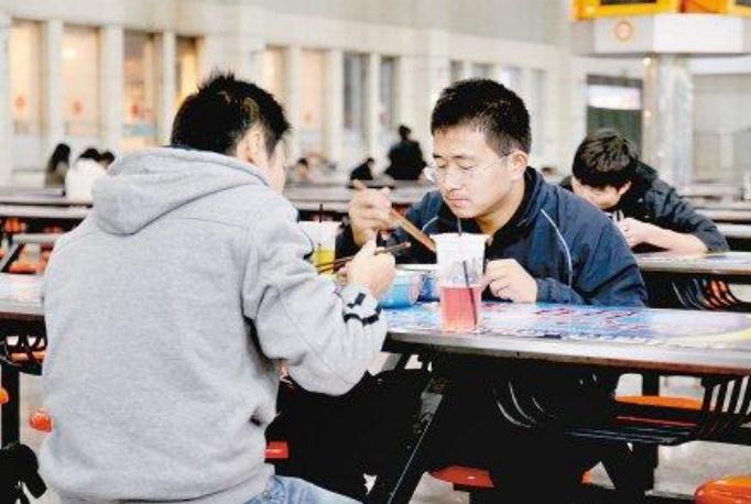 大学“阴间食堂”走红网络，菜品环境有些灵异，门面神似殡仪馆