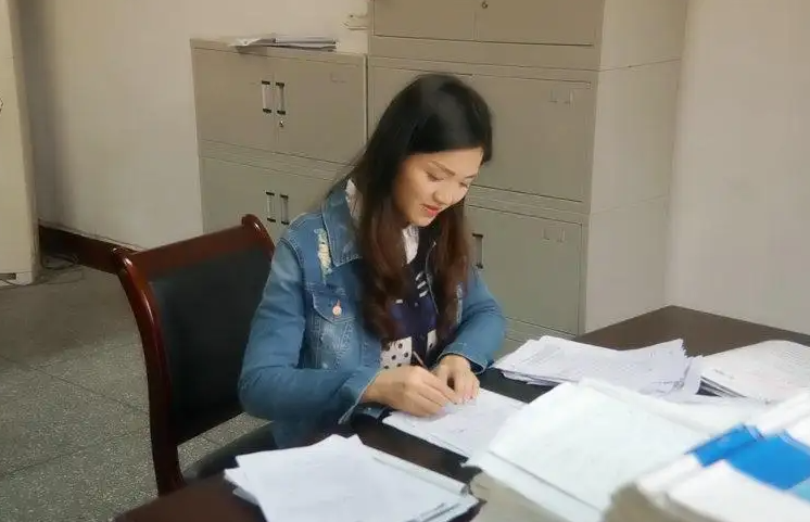 眼看转正却被挤走，私立学校老师自曝工作经历，后悔当初没去公办