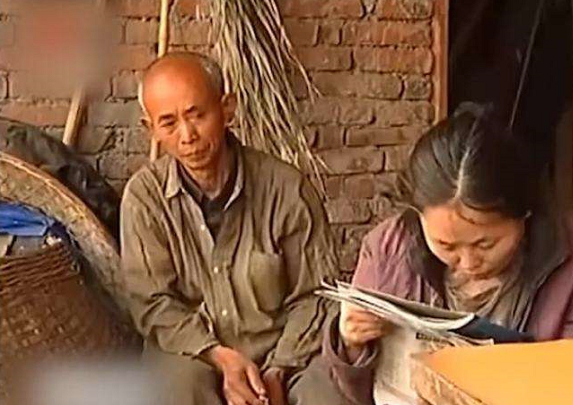 27年前，四川女大学生被拐，与55岁老汉住猪圈17年，获救时已疯癫