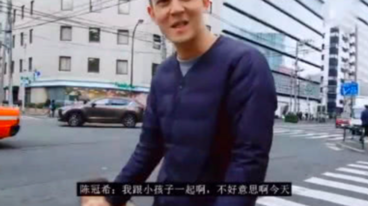 周杰伦助理疑侵犯路人隐私！查看路人手机相册，挡住过道没礼貌