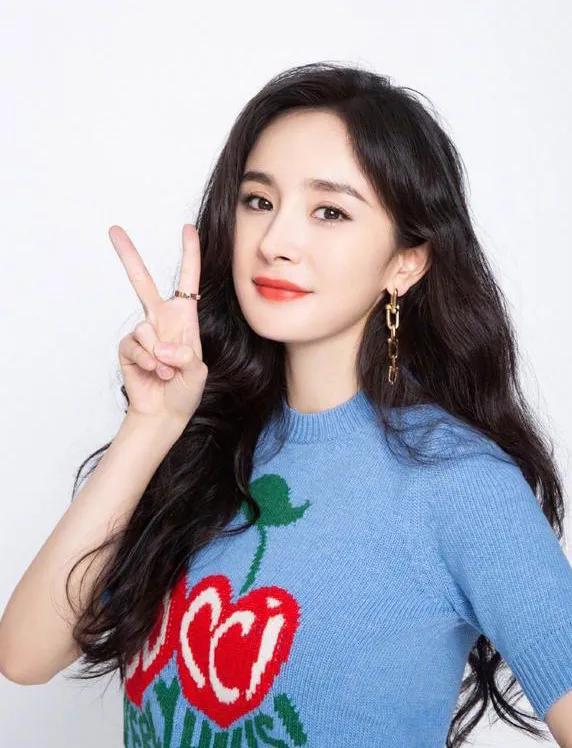 杨幂双尾麻花辫少女风—清新装扮，青春靓丽，俏皮灵动