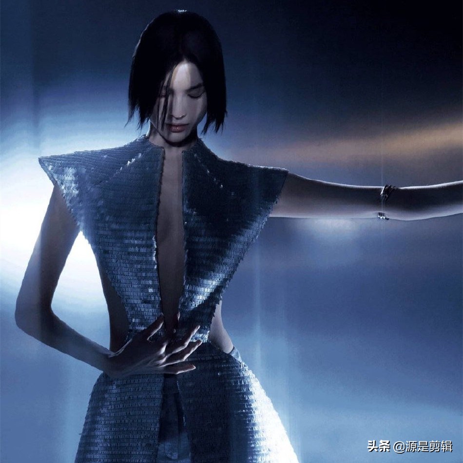 何穗元宇宙大片科技感十足 银色亮片服配短发眼神超A