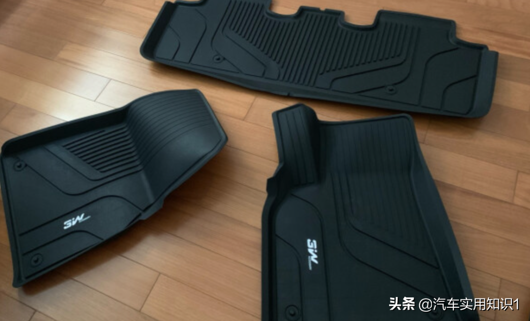 买车后，选哪种材质的脚垫比较好？这篇文章给你答案