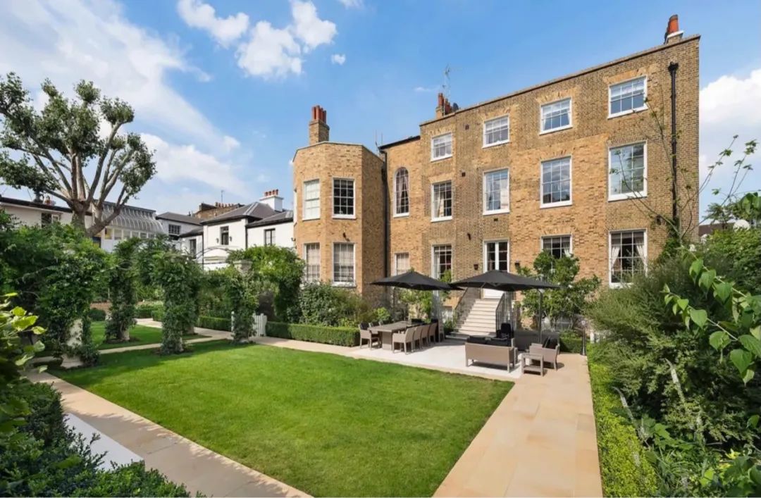 甩掉家暴老公，她带着十几亿身家嫁平民了