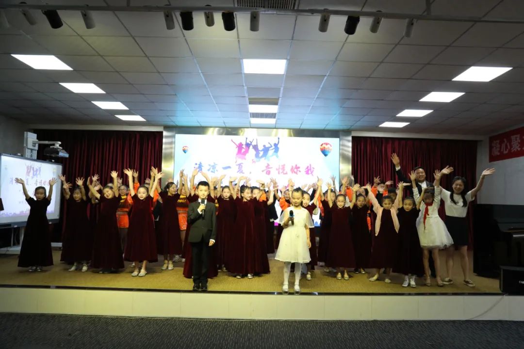 煎茶小学全校同步观看“清凉一夏、音悦你我”“云”音乐会直播