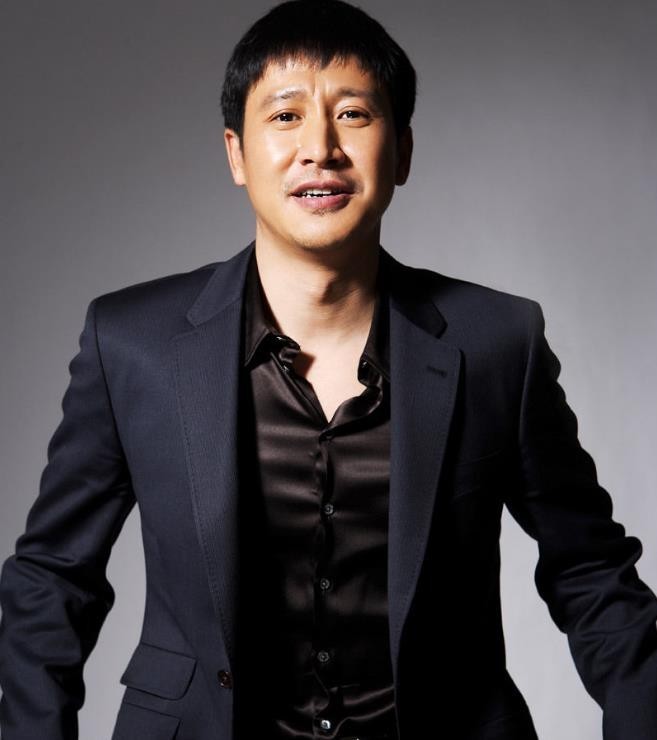 张国强：被前妻嫌穷抛弃，40岁二婚带子娶女明星，如今苦尽甘来