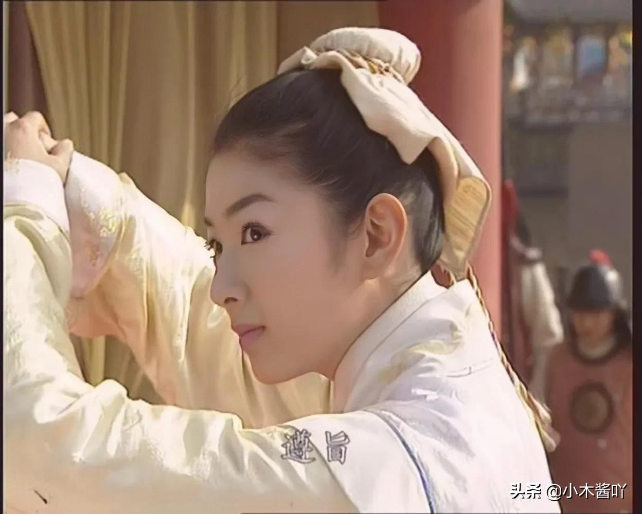 《新女驸马》家道中落的冯素珍扮男装赴京，意外中状元还被招驸马