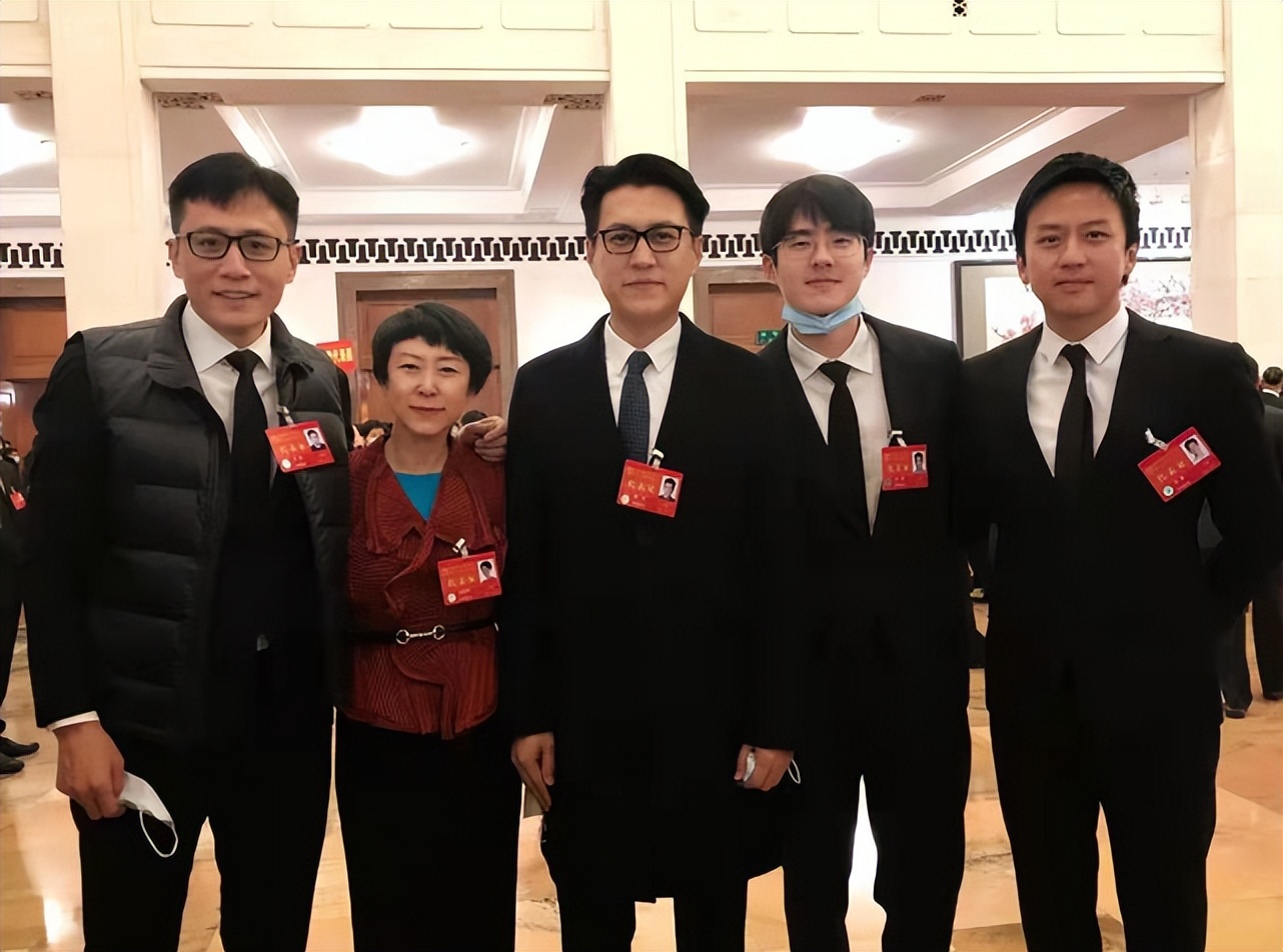 靳東真的要開掛！變市委副主委開大會，穿西裝和其他領導人坐一起