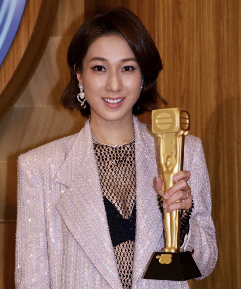 钟嘉欣情人节撒糖，罕见与年长13岁丈夫秀恩爱，揽腰贴脸很亲昵