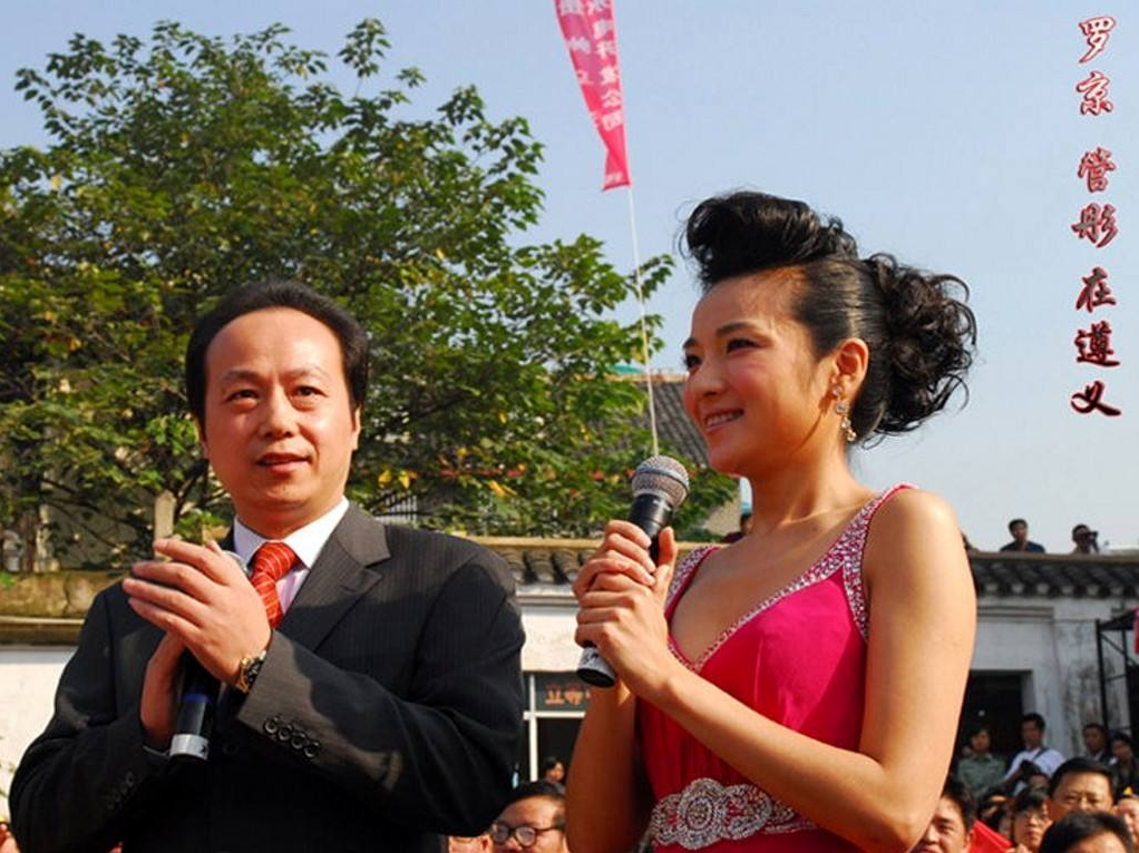 管彤：26岁进央视，41岁结婚，42岁当高龄产妇，今51岁被宠成公主