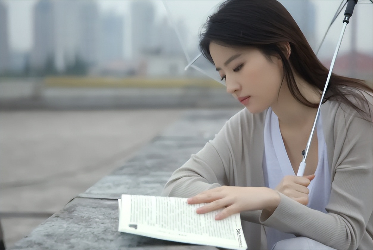 刘亦菲真的没有一点点长得不好看的，五官拆开看，每一个都很精致