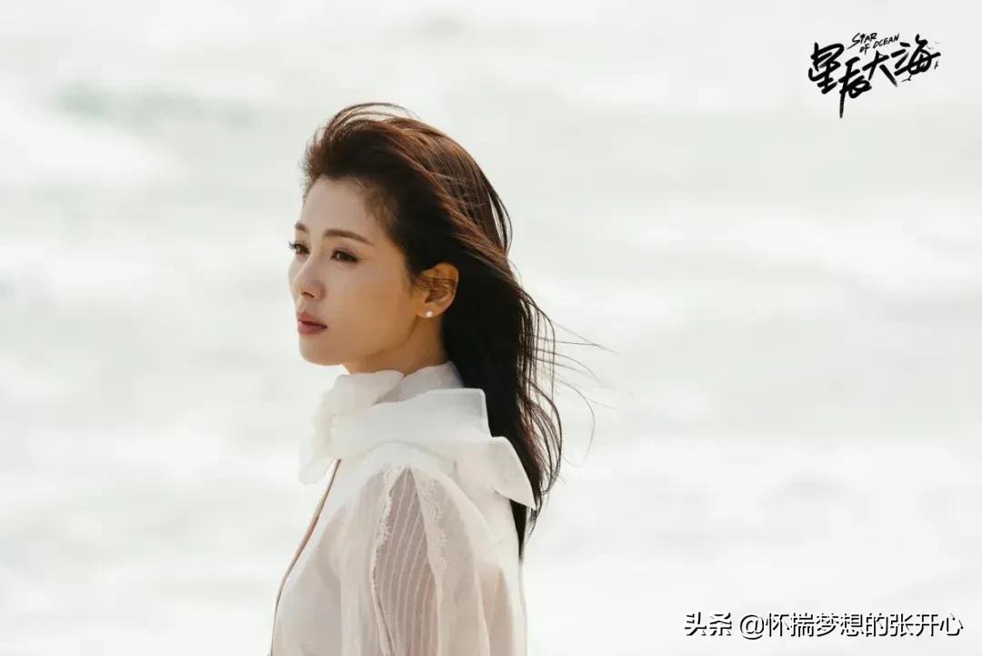 刘涛这张剧照堪称经典，斜肩衬衫配西装裤，长发披肩尽显温柔