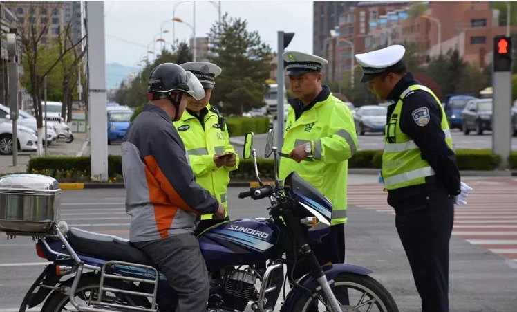 两轮/三轮/四轮电动车上路要驾照，要啥驾照？年龄和费用介绍清楚