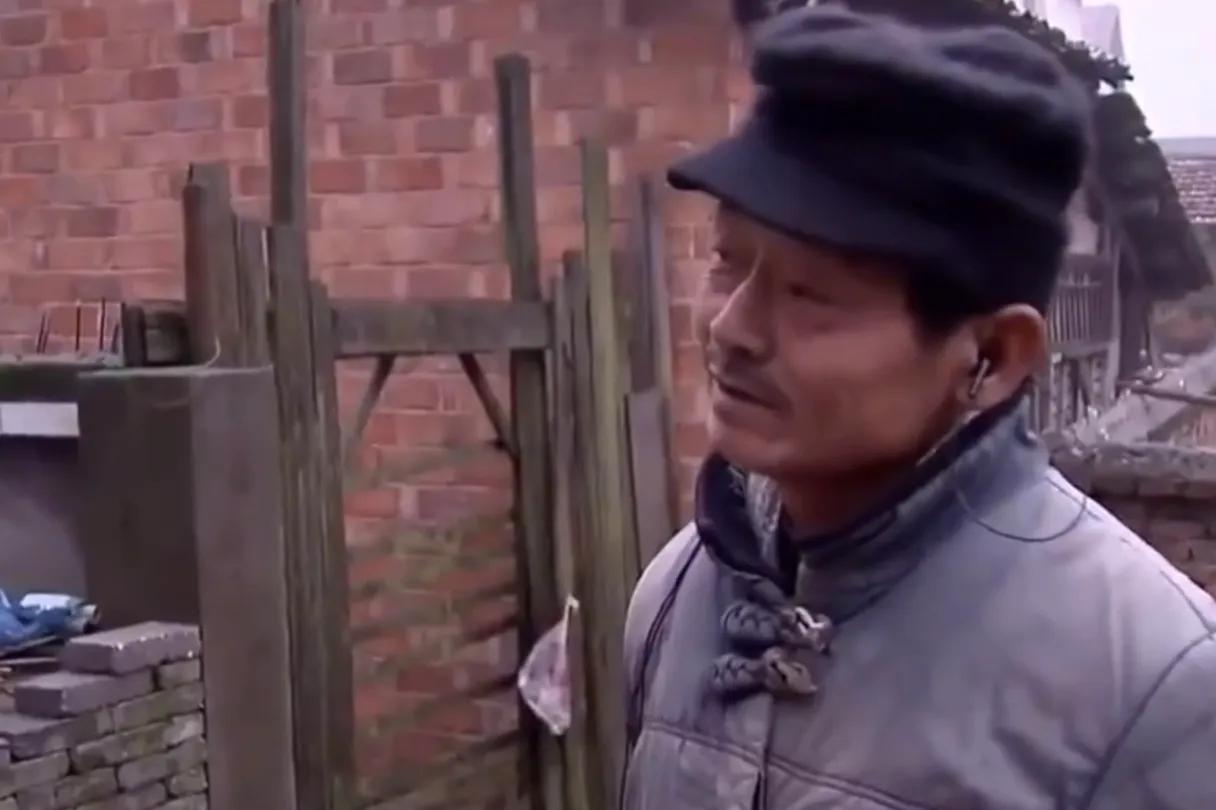 美女大学生失恋后精神失常，与五旬拾荒男街头产女，母亲：造孽