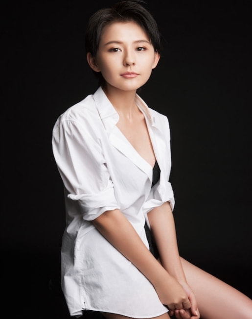 "新疆女神"热依扎:被骂"露胸癖"后回怼,如今败诉向网友道歉