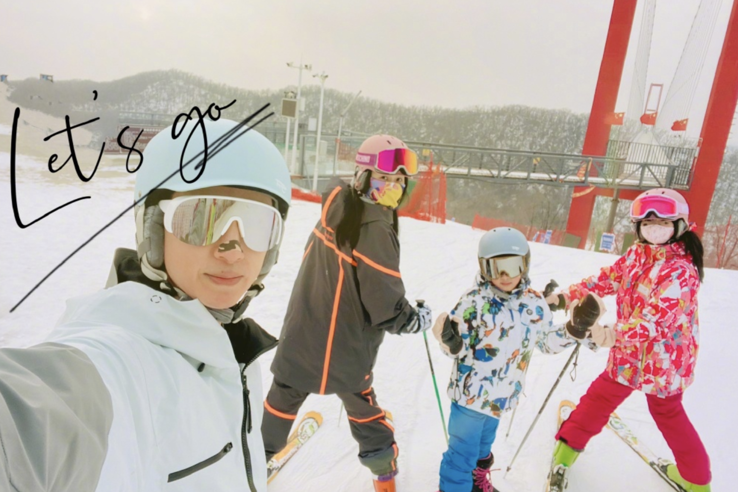 吴尊一家首次在中国过春节，夫妻庆祝相爱26周年，送花送吻超浪漫