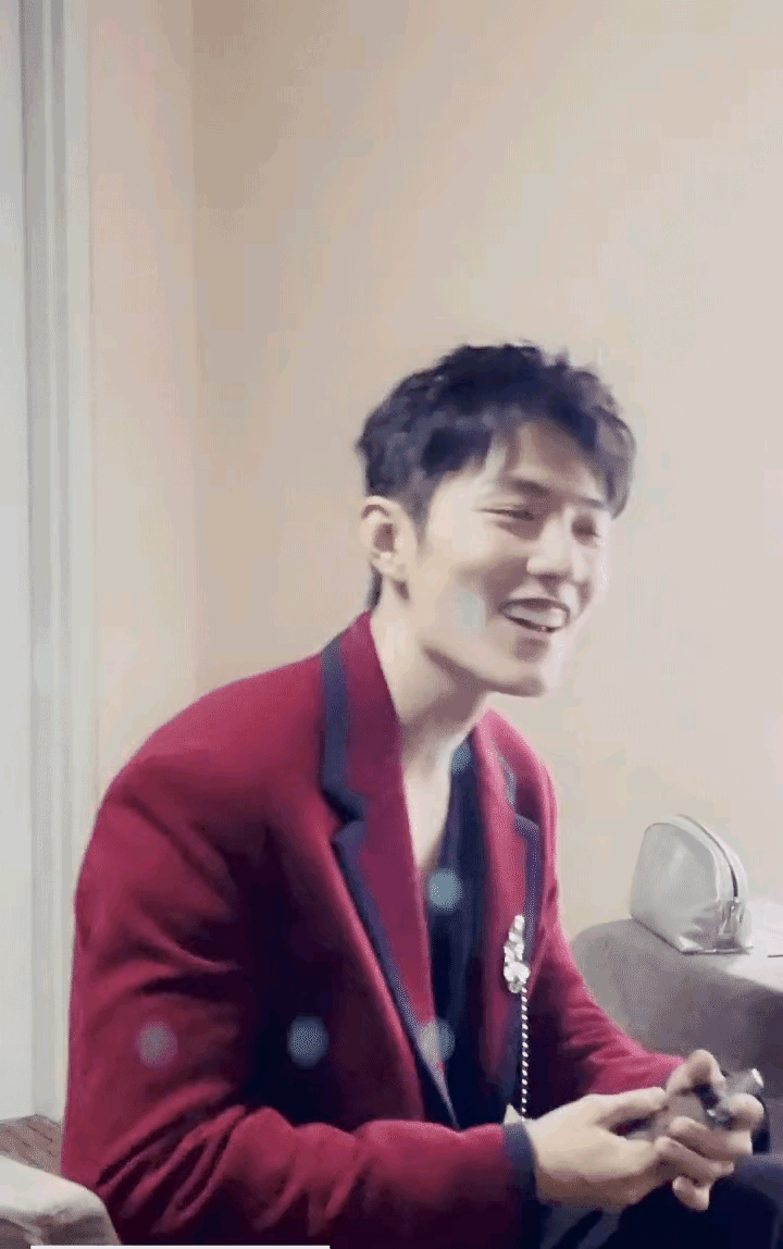 肖战各种深入人心的笑容，尤其是害羞时的笑，看不够啊