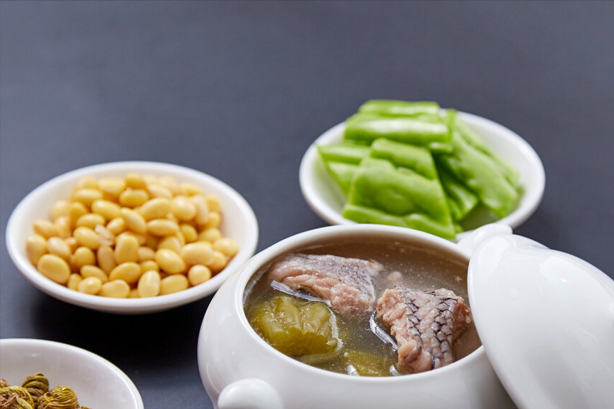 广东人煲汤有一手，苦瓜汤这样做，甘甜清润鲜香，不发苦不油腻