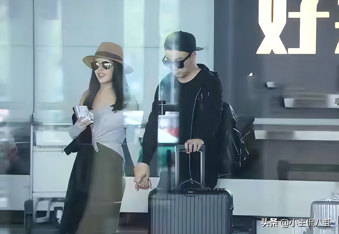 釋小龍什么時候結婚了？老婆穿搭年輕時尚，女兒乖巧又懂事