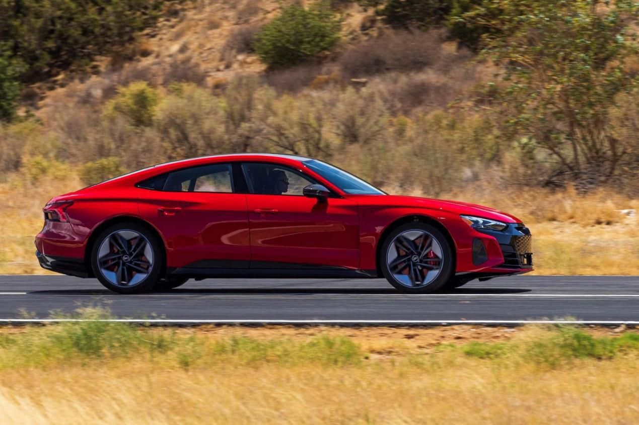 谁是电动时代性能王，奥迪RS e-tron GT PK 特斯拉Model S Plaid