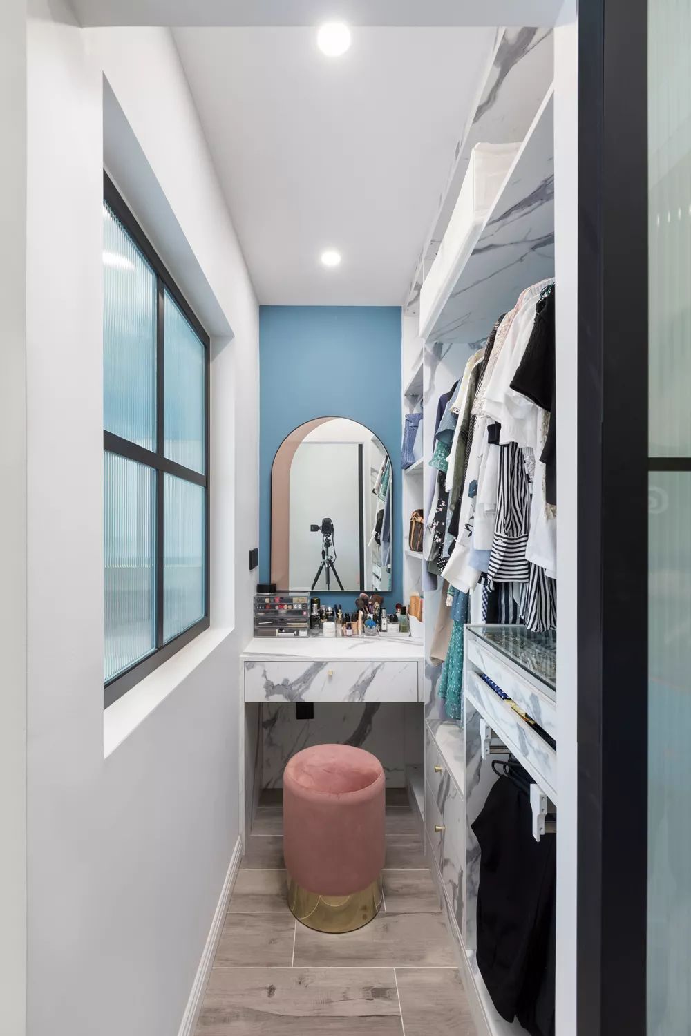 63平简约风小户型二居室，卧室里还挤出了衣帽间