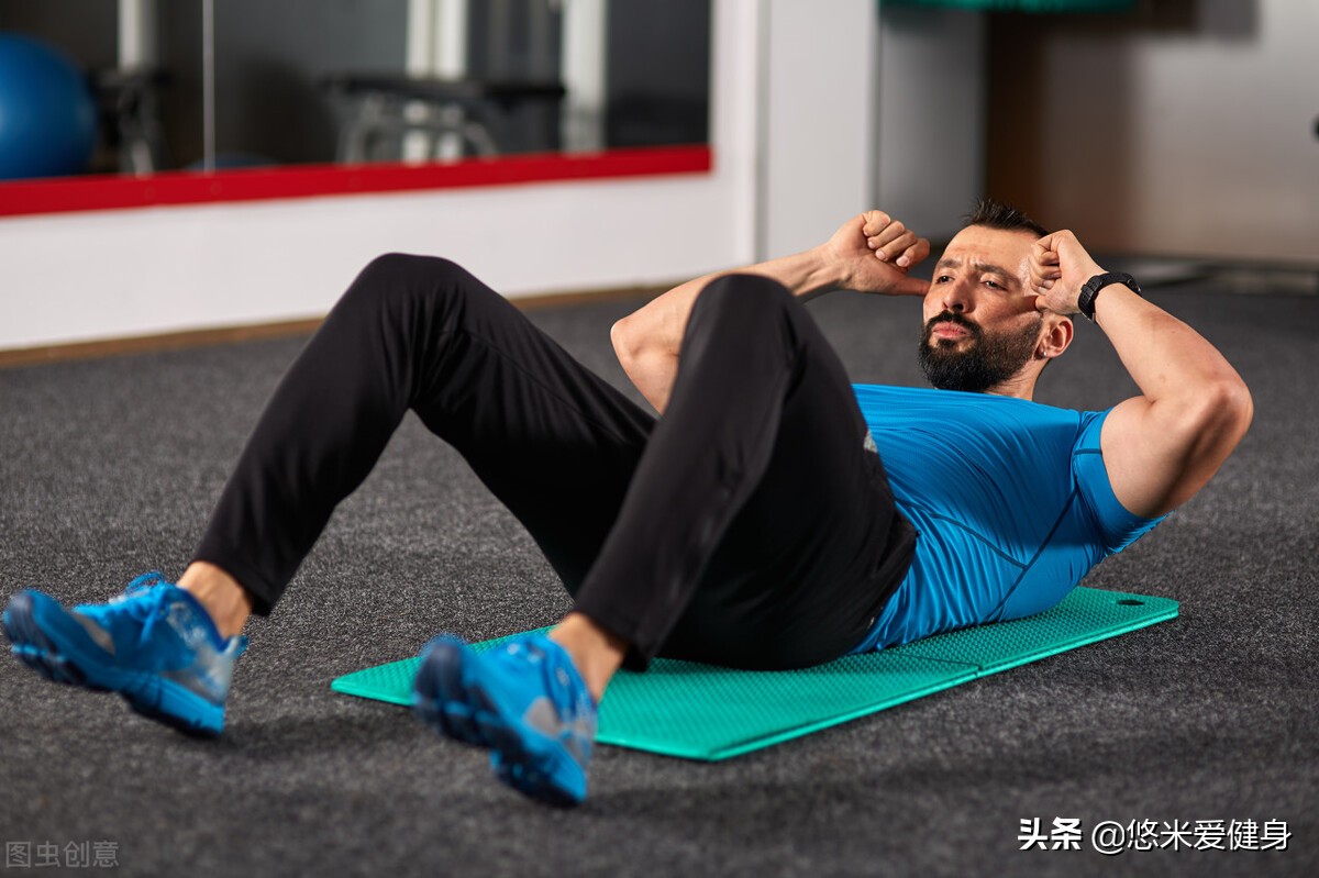 每天做100个卷腹，连续坚持30天，可以练出腹肌吗？