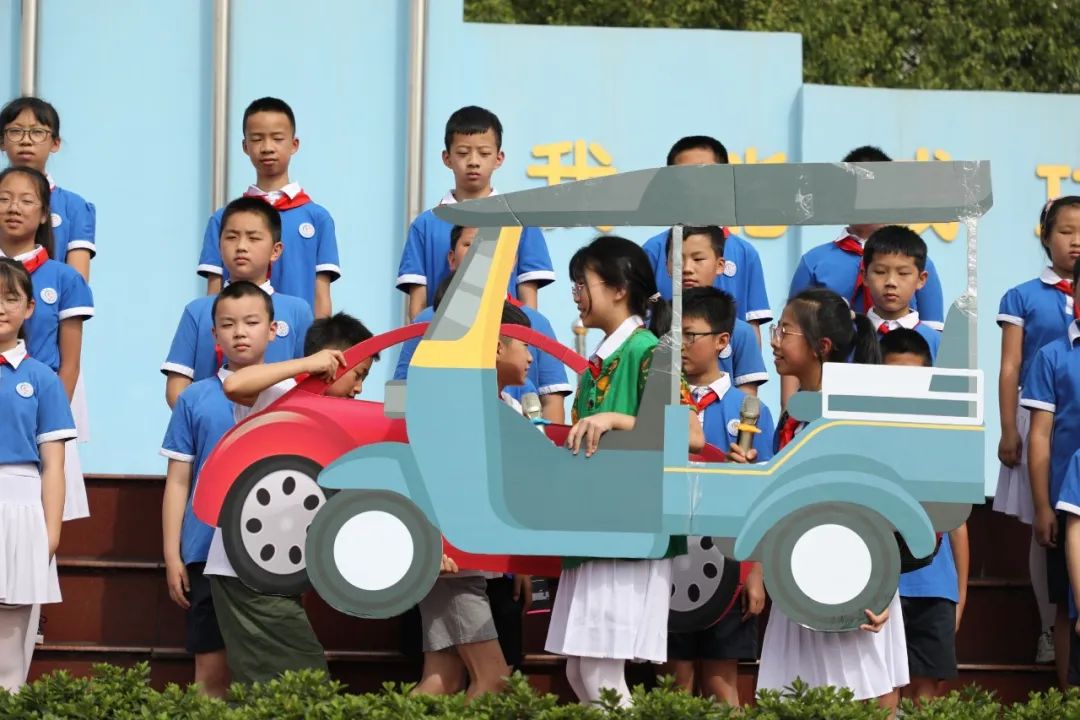 成都市双流区棠湖小学举行“交通安全主题”升旗仪式