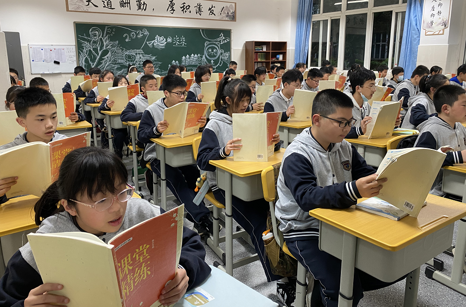 13年每天7：10到教室，三原外国语学校，有一个“倪爷”