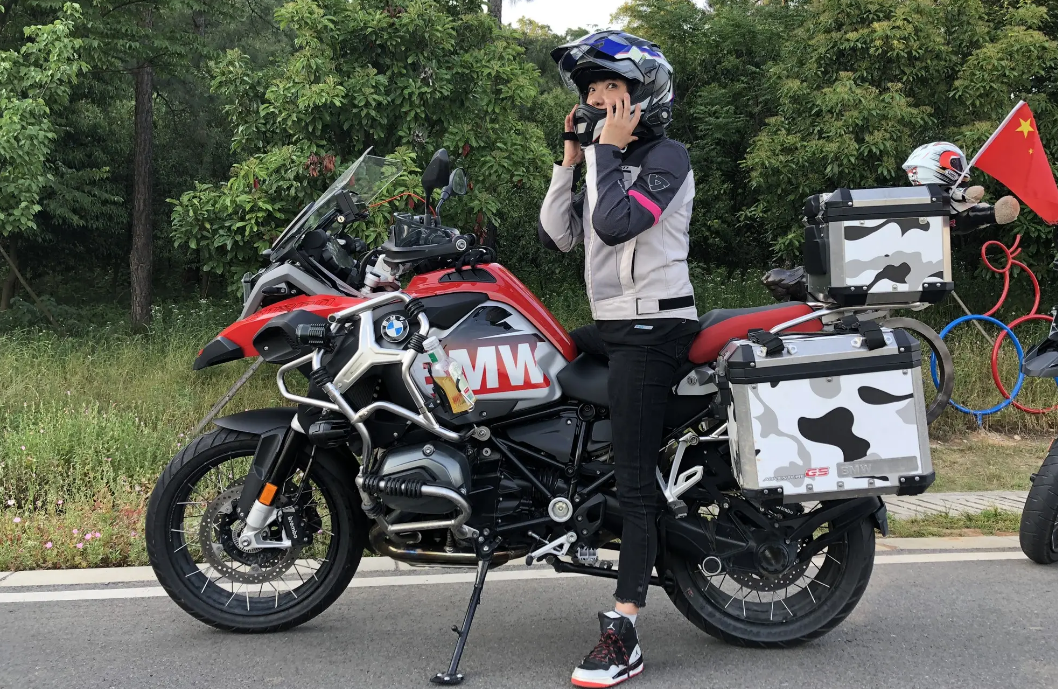 19年南京44岁单亲妈妈，骑行4.1万公里去欧洲看女儿，93天跨25国