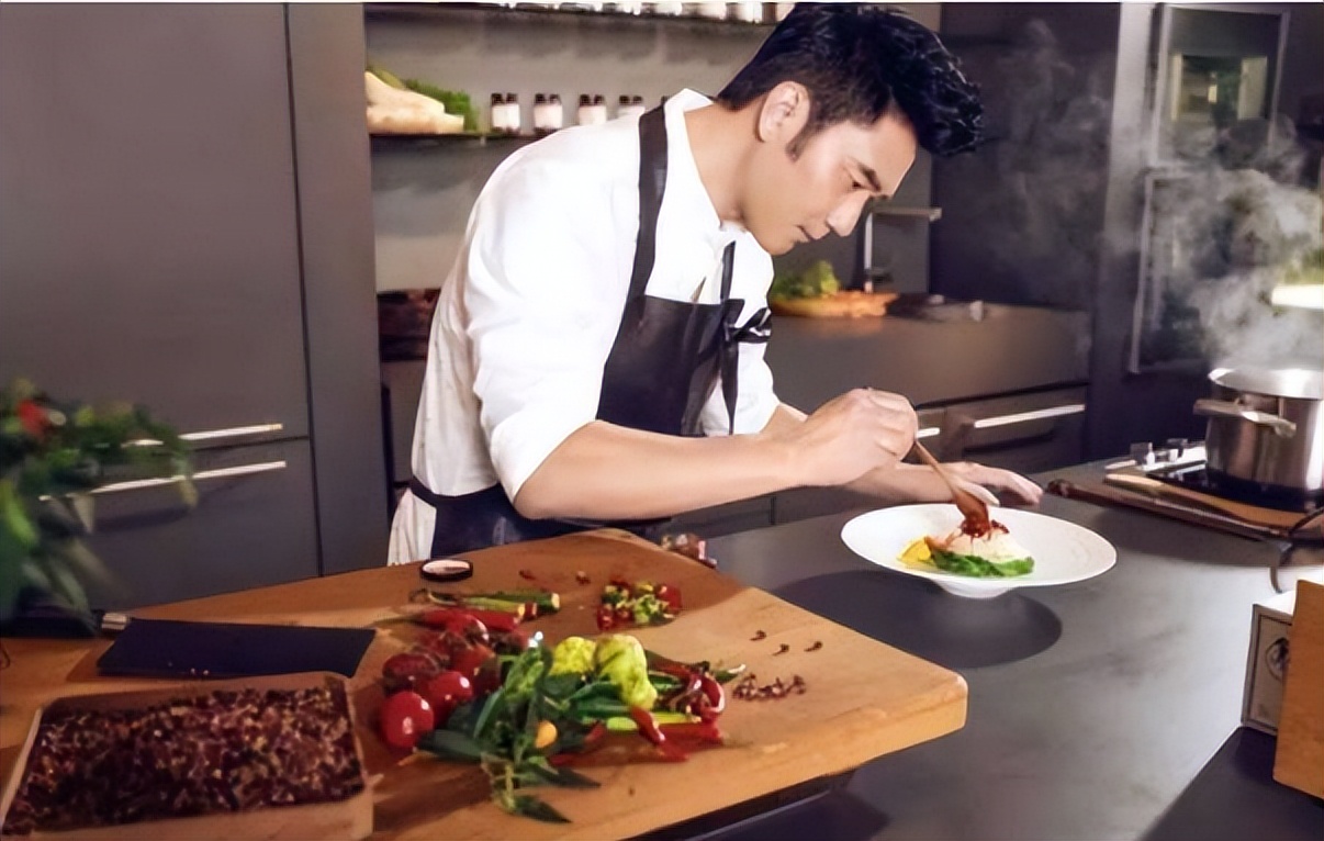 他曾是春晚著名歌手，离婚后娶超模，如今49岁卖辣椒酱