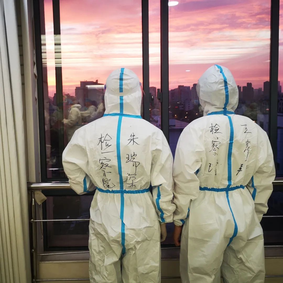 谁说站在光里的才算英雄