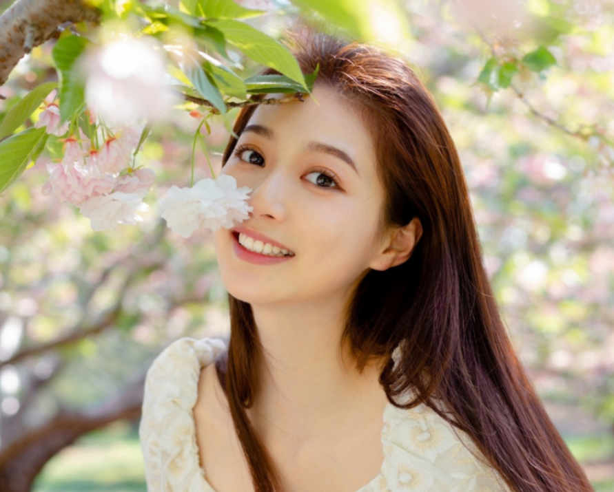 校花冯琳与军艺校草连线互动，首次独立主持，父母身份也被爆出