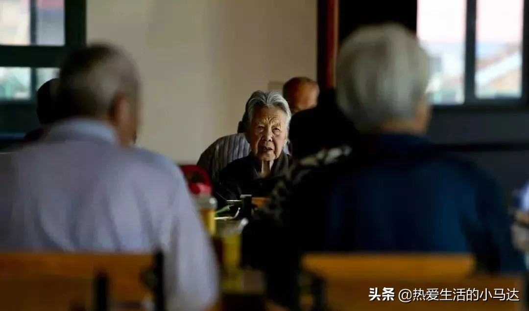 人到晚年，才逐渐幡然醒悟：所谓的子女和亲情，十有八九都靠不住