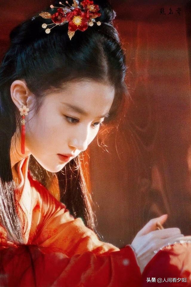 虽然刘亦菲内眦赘皮、露龈笑、溜肩……但她就是美得没有道理