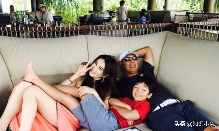 “不老女神”温碧霞与养子出游，12岁养子高大壮硕，被指太亲密