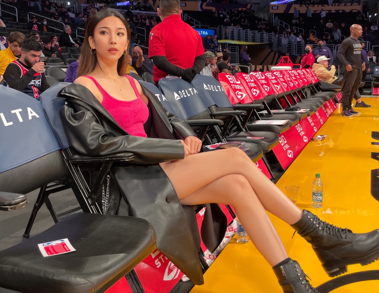 nba女球迷有哪些(华人女球迷爆红！合影詹娜，坐詹姆斯身边，身材傲人大长腿抢镜)