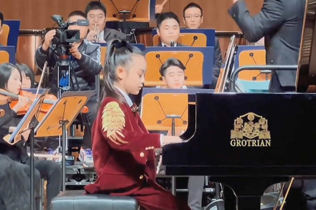 9岁甜馨参加钢琴演出！穿红色西装好帅气，裤子太长走路超大步