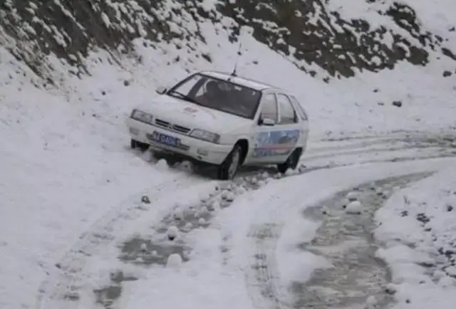 河南连降大雪，开车冰比雪可怕，这些技巧别忘了