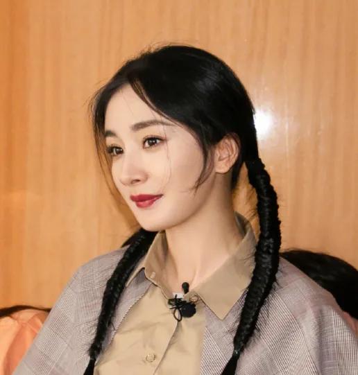 杨幂双尾麻花辫少女风—清新装扮，青春靓丽，俏皮灵动