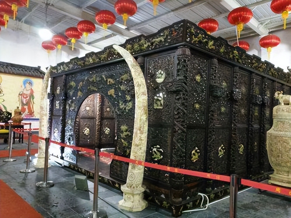 1993年,莆田收藏家2000万买下1吨重沉香龙床,14年后价值20亿