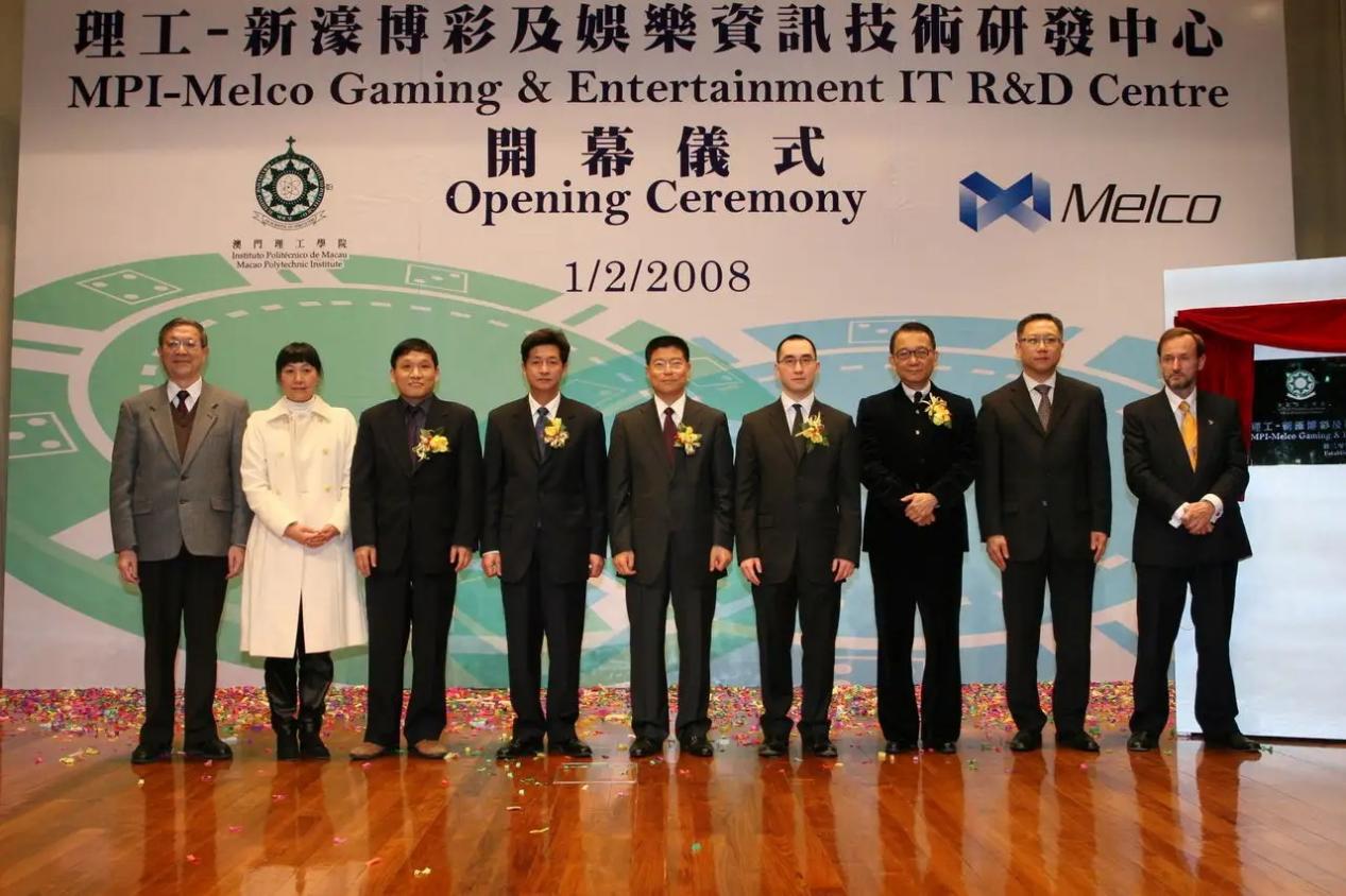 何猷龙：23岁娶初恋，结婚22年零绯闻，靠自己赚百亿家产