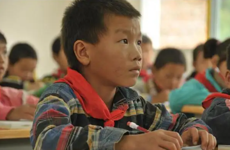 第一届高考语文试卷曝光，作文题目“亮了”，网友纷纷想穿越回去